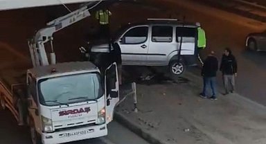 Kontrolden çıkan hafif ticari araç refüje çarptı: 1 yaralı