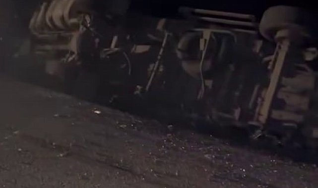 Kontrolden çıkan kamyon elektrik direğine çarparak devrildi, mahalle karanlığa büründü