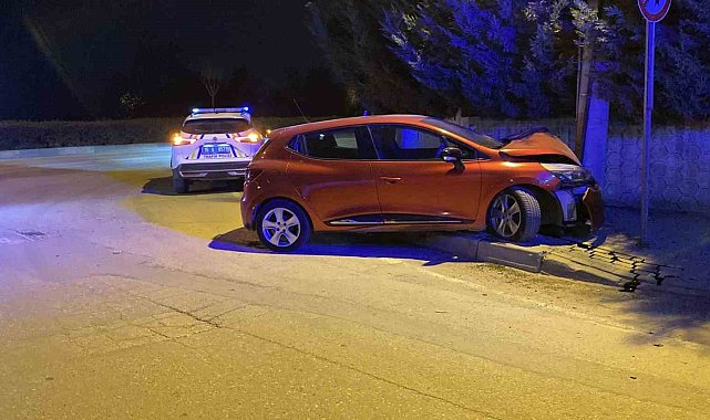 Kontrolden çıkan otomobil, beton direğe çarptı