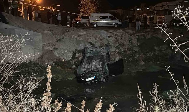 Kontrolden çıkan otomobil dereye uçtu: 1 ölü, 1 yaralı