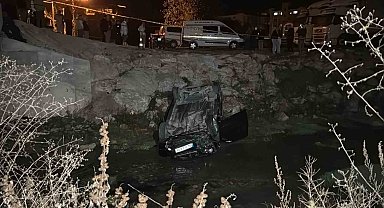 Kontrolden çıkan otomobil dereye uçtu: 1 ölü, 1 yaralı