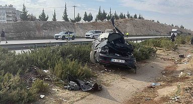 Kontrolden çıkan otomobil taklalar atarak refüje uçtu: 1 ölü, 4 yaralı