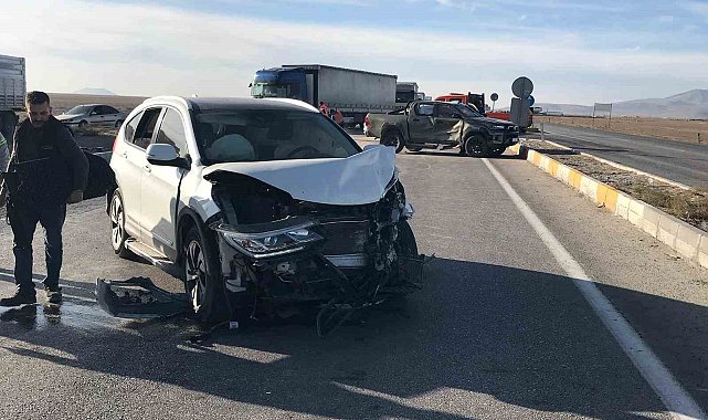 Konya'da kamyonetle SUV tipi araç çarpıştı: 3'ü çocuk 7 yaralı