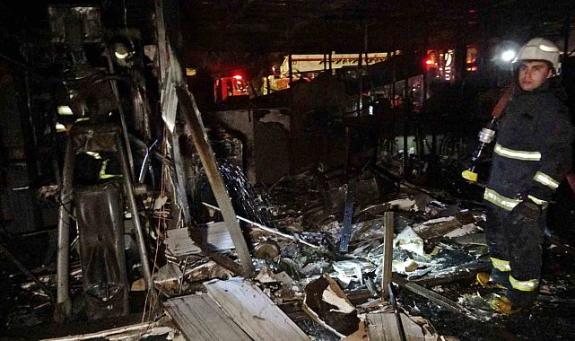 Konyaaltı Sahili'ndeki kafe yanarak küle döndü, 5 yavru köpek telef oldu