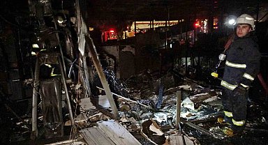 Konyaaltı Sahili'ndeki kafe yanarak küle döndü, 5 yavru köpek telef oldu