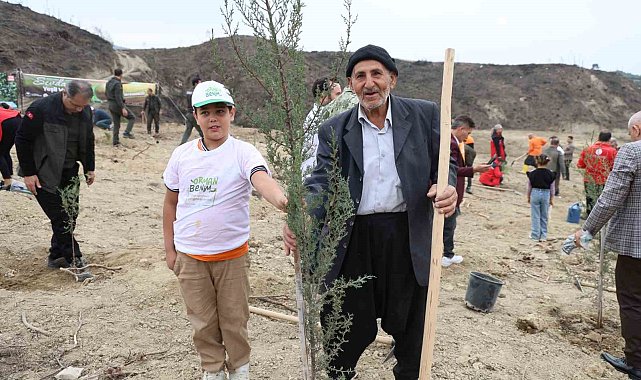 Kozan'da yangından etkilenen alana dede-torun fidan dikti