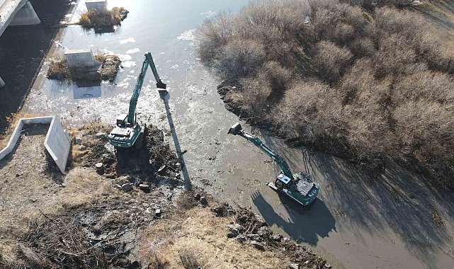 Kura Nehri'nde temizlik çalışması