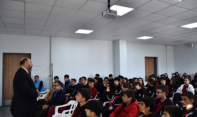 Kütahya Abdülhamid Han Anadolu Lisesi'nde "Hz. Peygamber ve Şahsiyet İnşası" konulu konferans