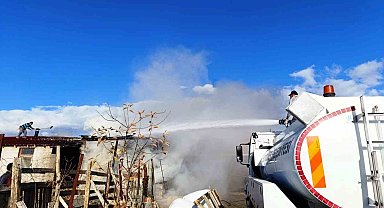 Kütahya'da ahır yangını büyümeden söndürüldü