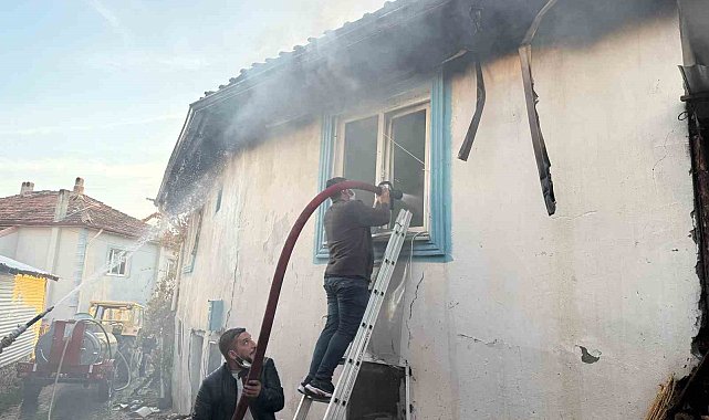 Kütahya'da çıkan yangında iki ev ve bir ahır kullanılamaz hale geldi