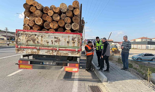 Kütahya'da orman emvali yüklü araçlar denetlendi