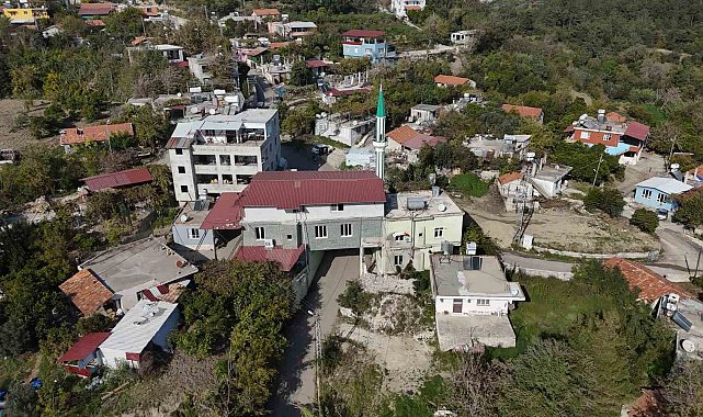 Mahallelinin uygun yer bulamaması üzerine inşa edilen caminin altından 6 metre genişliğinde yol geçiyor