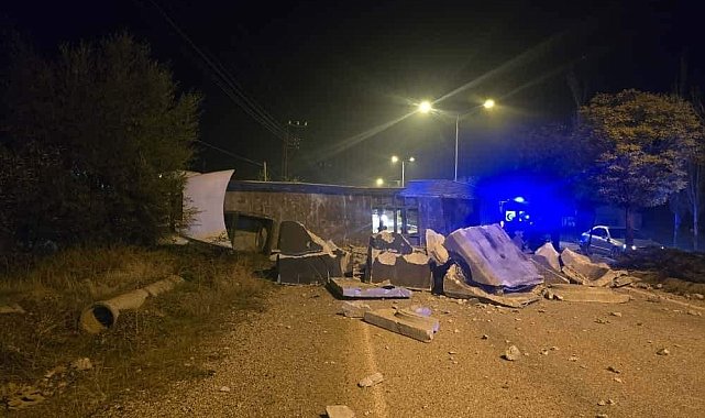 Malatya'da devrilen tır yolu kapattı