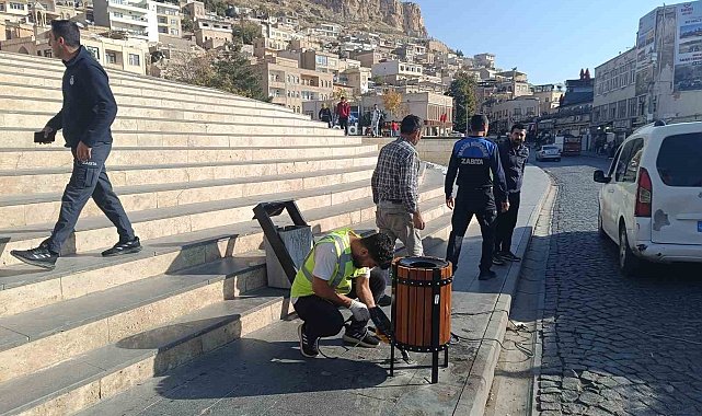 Mardin Büyükşehir Belediyesi Artuklu 1. Cadde'de çöp kovalarını yeniliyor