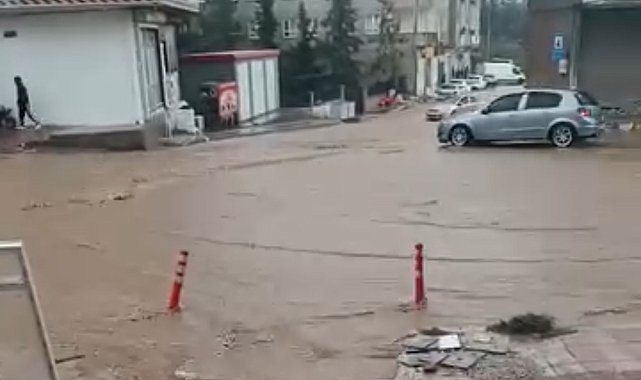 Mardin'de sağanak yağış etkili oldu, yollar göle döndü