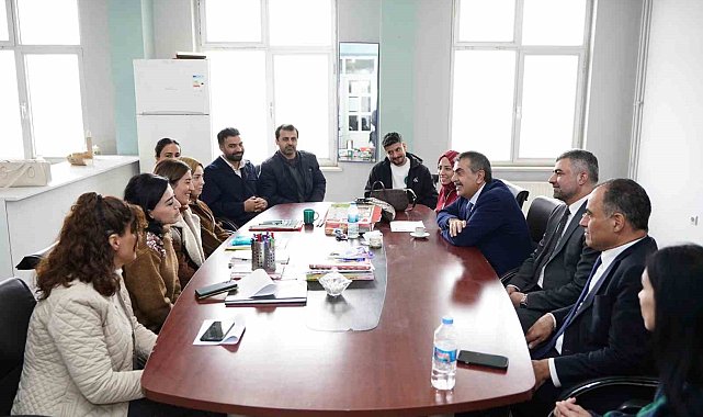 Mardin'e giden Bakan Tekin, Diyarbakır'da yol güzergahında bir okula uğradı