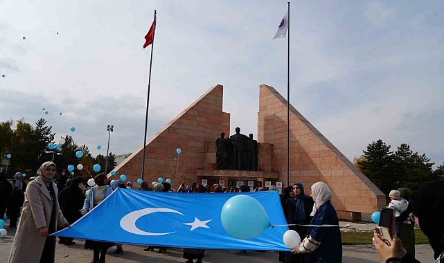 Mavi beyaz balonlarla Doğu Türkistan'ın sesi oldular