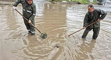 Menteşe Belediye ekipleri su baskınlarına müdahale ediyor