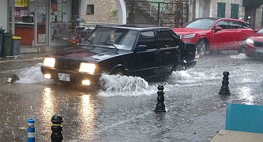 Menteşe'de şiddetli yağmur ve dolu etkili oluyor