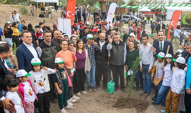Mersin'de binlerce fidan toprakla buluştu