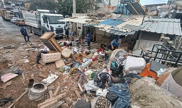 Mersin'de bir evden 10 kamyon çöp çıkarıldı