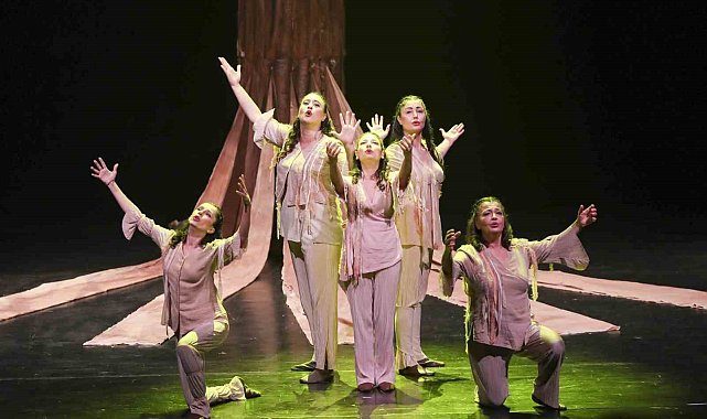 Mersin'de emekli evi üyeleri 'Ben Anadolu' oyununa yoğun ilgi gösterdi