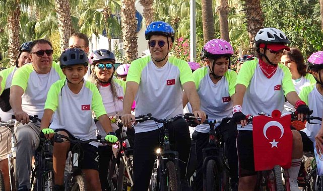 Mersin'de yaşlısından gencine bisiklet tutkunları pedal çevirdi