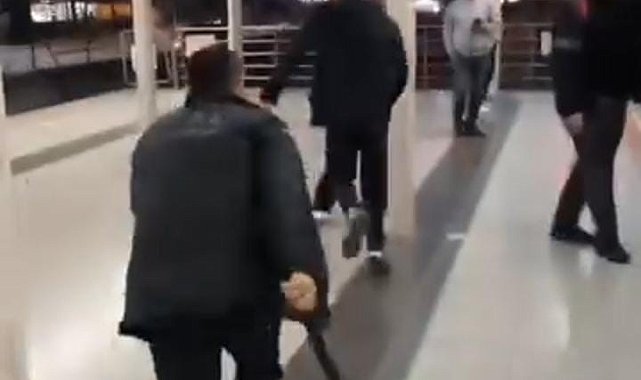 Metroda çıkan kavgada yumruklar havada uçuştu, kavgayı izleyen vatandaşlardan bazıları maç seyreder gibi o anları kayda aldı