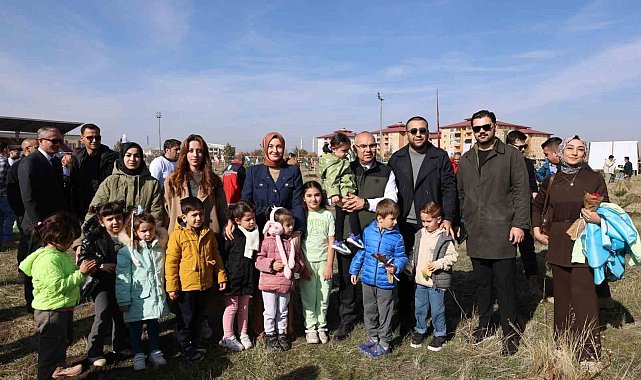Milli Ağaçlandırma Günü'nde minikler fidanları toprakla buluşturdu