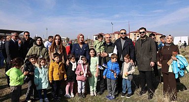 Milli Ağaçlandırma Günü'nde minikler fidanları toprakla buluşturdu