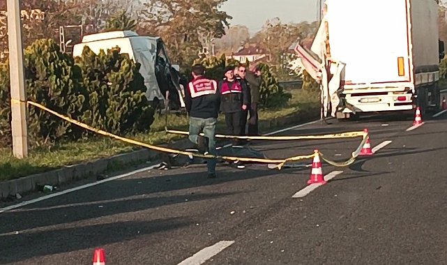 Minibüs, tırın römorkuna çarptı: 1 ölü, 2 yaralı