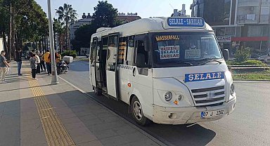 Minibüse çarpmamak için motosikleti devirdi: 1 yaralı