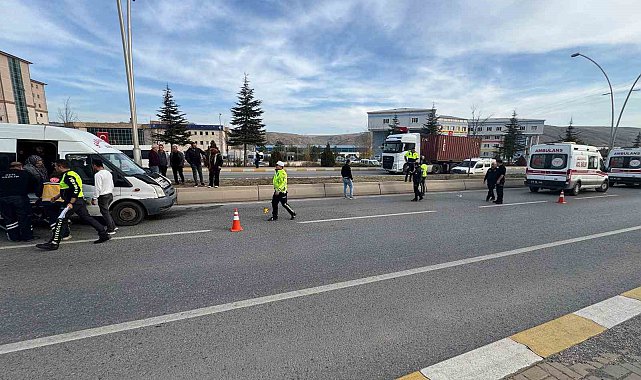 Minibüsün çarptığı yaşlı adam yaralandı