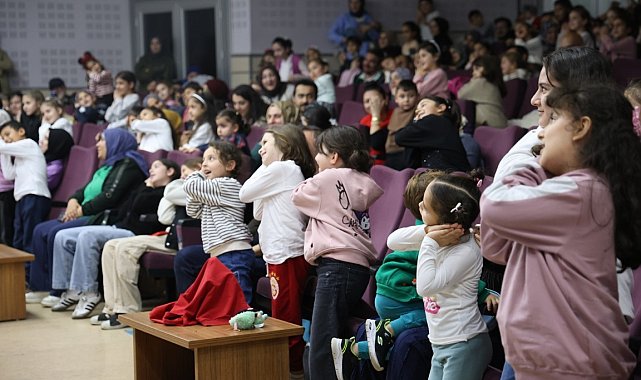 Minik izleyicilerden tiyatro oyununa tam not