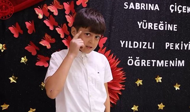 Minik öğrencilerden, öğretmenlerin kalıplaşmış terimleriyle 24 Kasım kutlaması