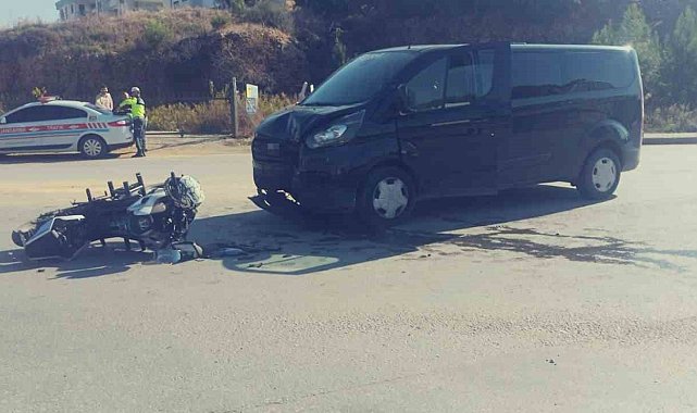 Motosiklet ile hafif ticari araç çarpıştı, sürücü kask sayesinde hayatta kaldı