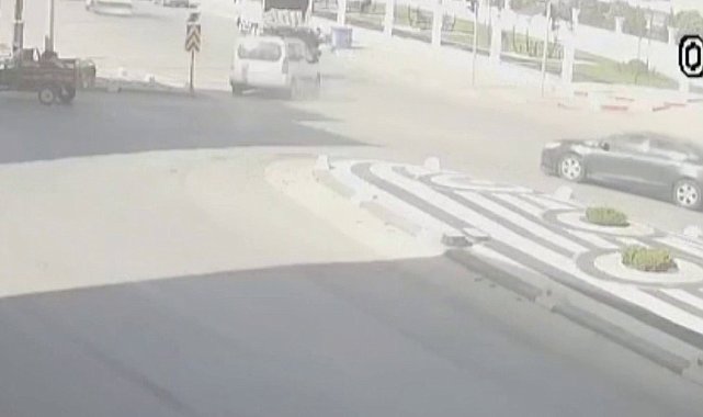 Motosiklet sürücüsünün saniyelerle ölümden döndüğü kaza kamerada