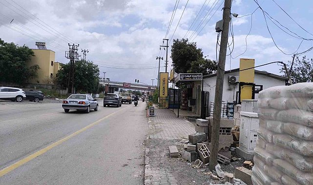 Motosikletin, dönüş yapmak isteyen otomobile ok gibi saplandığı anlar kameraya yansıdı