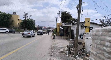 Motosikletin, dönüş yapmak isteyen otomobile ok gibi saplandığı anlar kameraya yansıdı