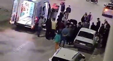 Motosikletle otomobilin çarpışma anları kameralara yansıdı: 1'i ağır 2 yaralı