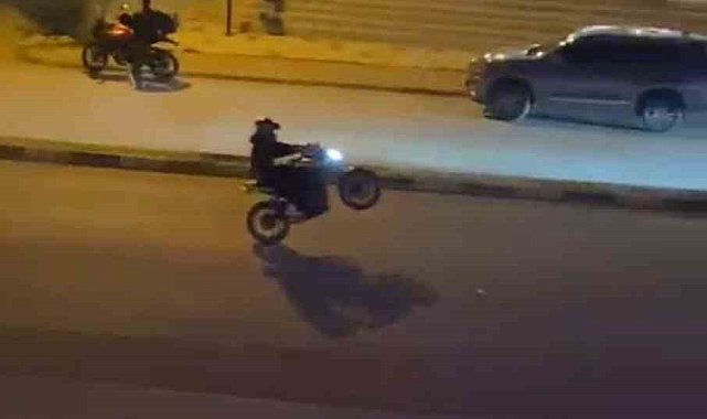 Motosikletlilerin tek tekerle tehlikeli yolculukları kamerada