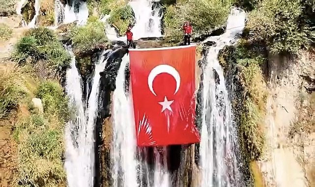 Muradiye Şelalesi'nde Türk bayrağı dalgalandı