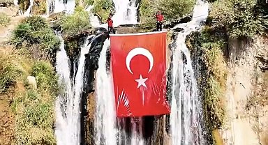 Muradiye Şelalesi'nde Türk bayrağı dalgalandı
