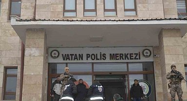 Muş'ta firari 2 şüpheli suç aleti silahla yakalanarak tutuklandı