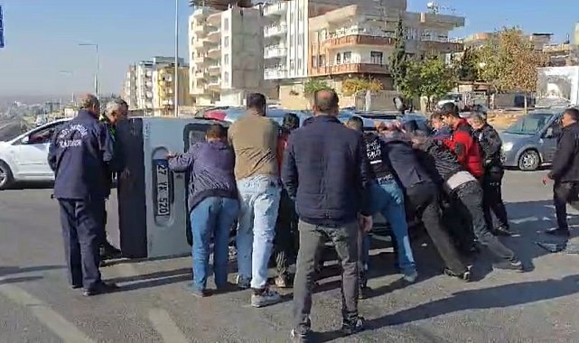 Nizip Otogar Kavşağı'nda çarpışan iki araçta maddi hasar meydana geldi