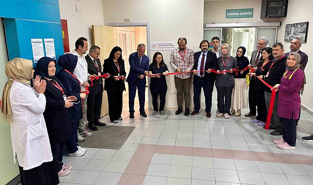 Oda küçük, tören büyük