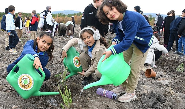 Öğrenciler fidanları toprakla buluşturdu