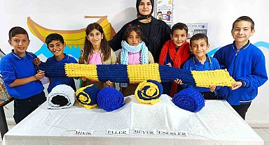 Öğrenciler kendi atkılarını örerek kışa hazırlanıyor