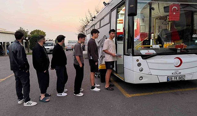 Öğrencilerden Kızılay'a kan bağışı