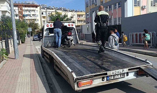 Okul önünde abartılı egzozla motosiklet süren ehliyetsiz çocuk sürücüye ceza yağdı